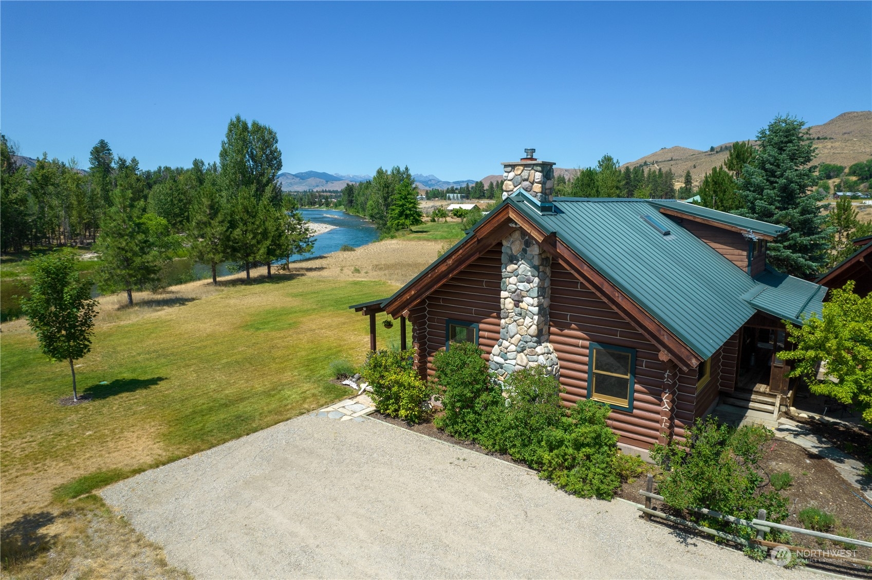 16 Lewisia Road Winthrop, WA 98862 - Photo 4 of 40 a backyard of a house with lots of green space