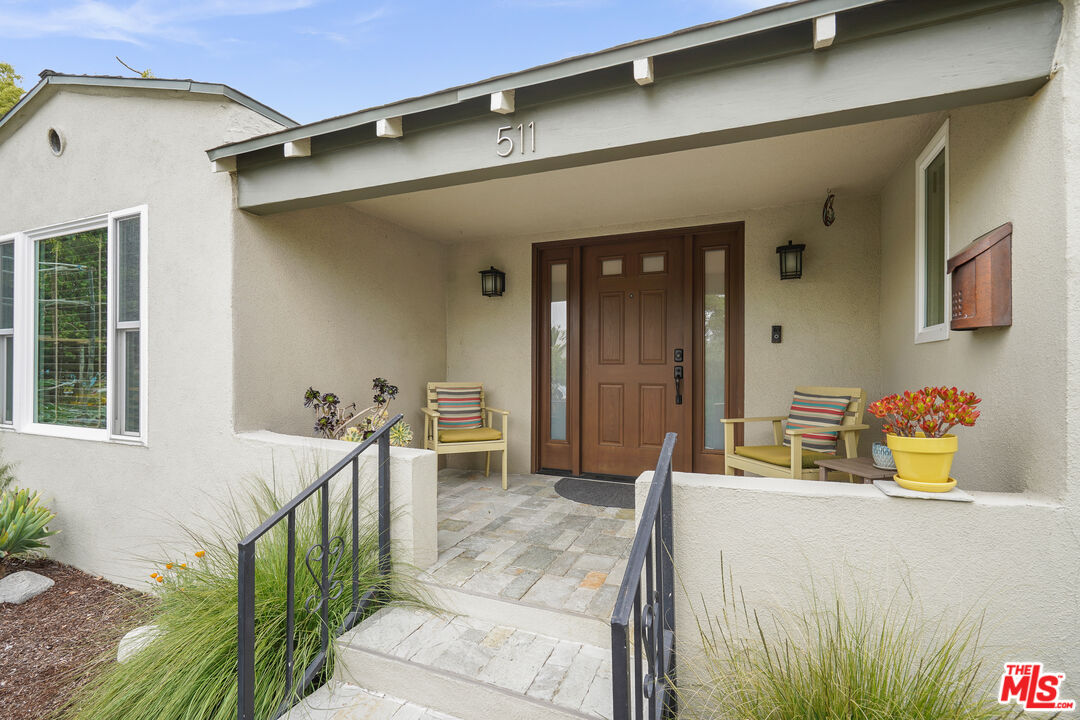 511 Crosby Street Altadena, CA 91001 - Photo 3 of 38 a bedroom with a bed and a table