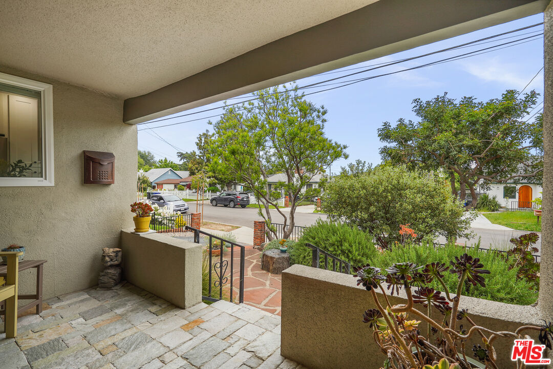 511 Crosby Street Altadena, CA 91001 - Photo 4 of 38 a view of an outdoor kitchen