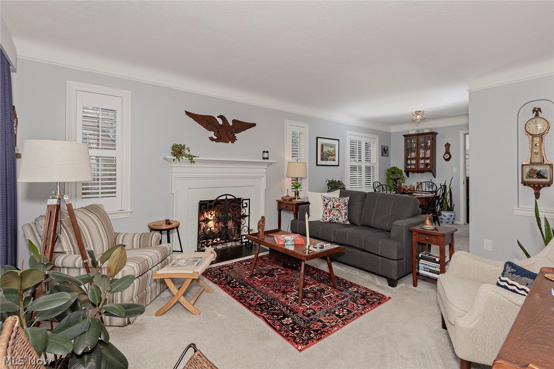 1680 Sunview Road Lyndhurst, OH 44124 - Photo 3 of 35 Come in and make yourself at home!