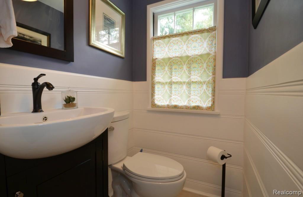 32401 Romsey Road Franklin, MI 48025 - Photo 20 of 30 powder room (2).jpg
