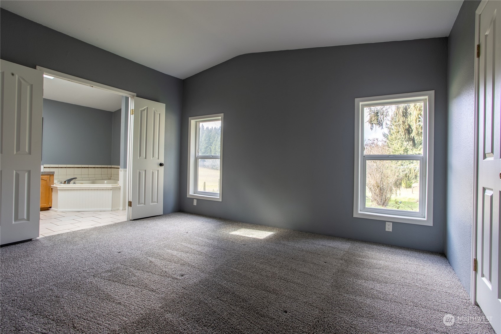 219 Lindbeck Road Winlock, WA 98596 - Photo 15 of 35 an empty room with windows and closet