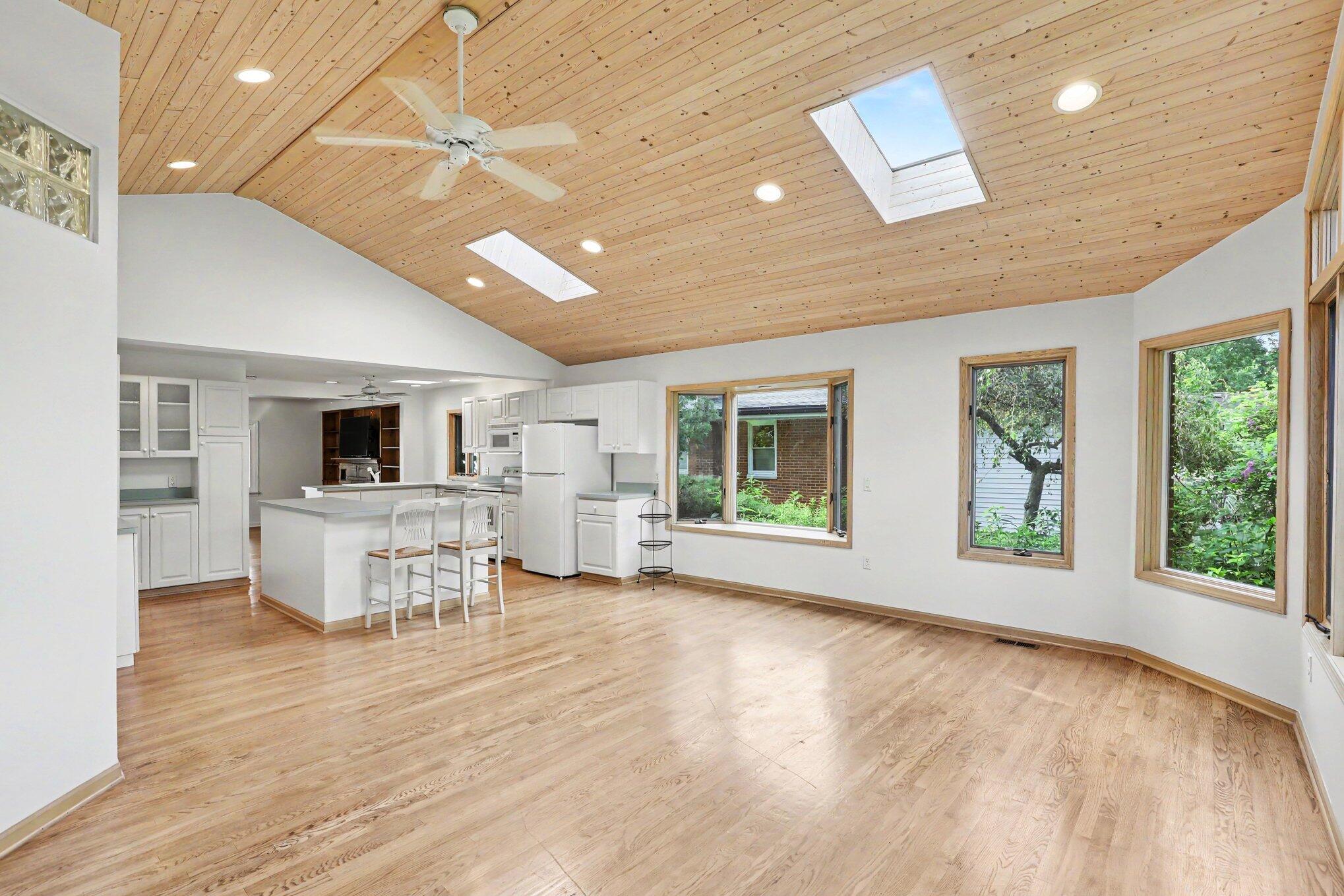 6458 Lakeshore Road Fort Gratiot, MI 48059 - Photo 5 of 36 007_file_8935