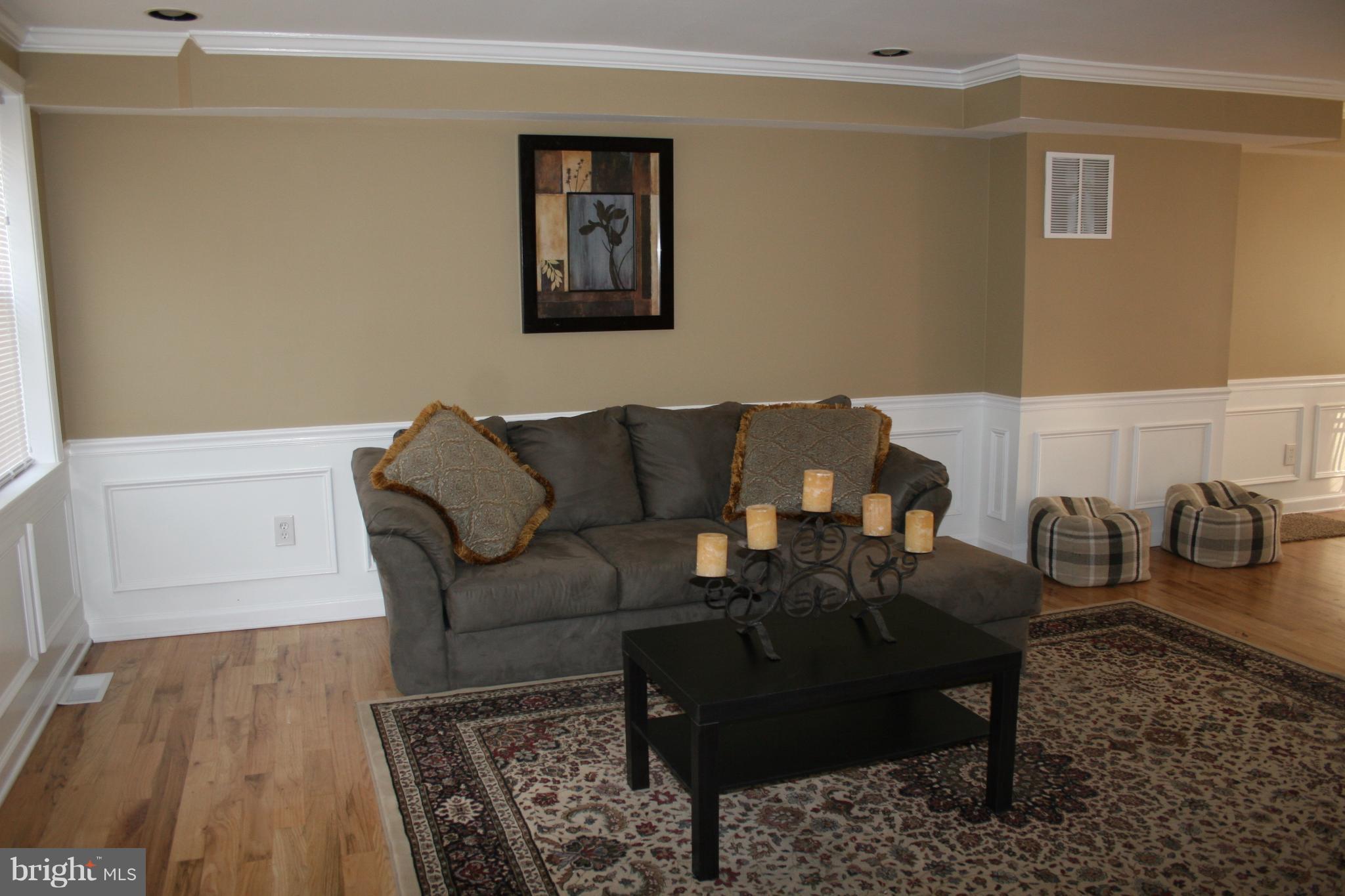 5464 Whitwood Road Baltimore, MD 21206 - Photo 13 of 28 Living Room