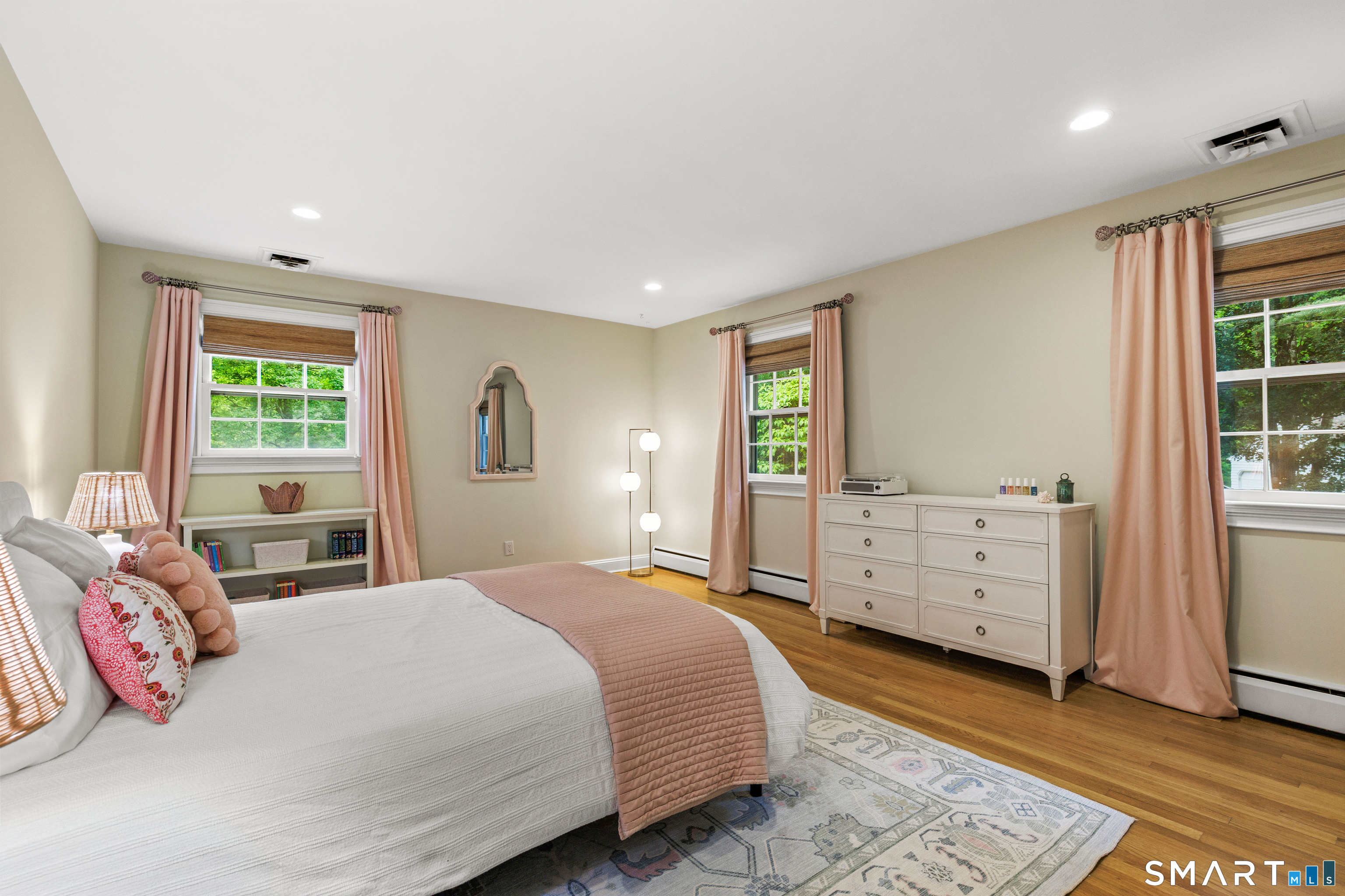 599 North Wilton Road New Canaan, CT 06840 - Photo 21 of 37 Bedroom w/ walk-in closet