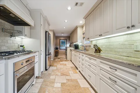 $649,000 | 7714 Skyline Drive, Houston, TX 77063