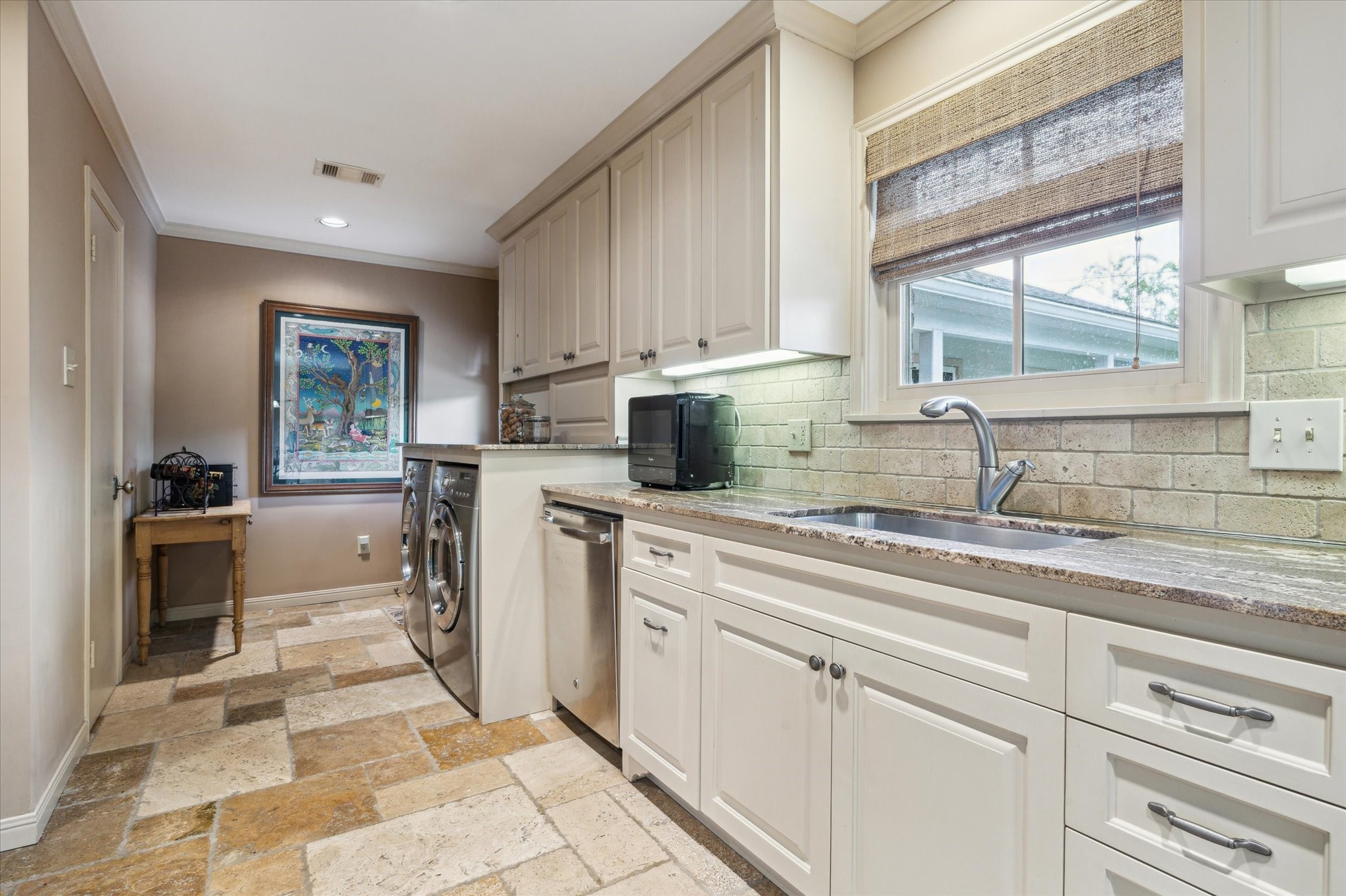 7714 Skyline Drive Houston, TX 77063 - Photo 8 of 28