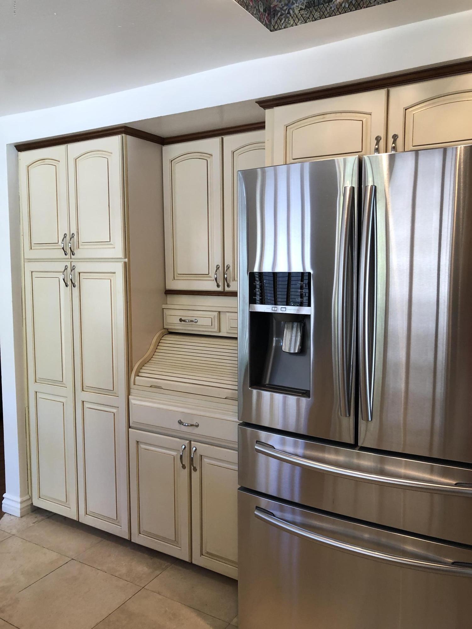 971 Thistlegate Road Oak Park, CA 91377 - Photo 15 of 33 a kitchen with appliances and cabinets