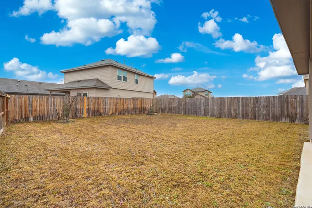 a view of a backyard