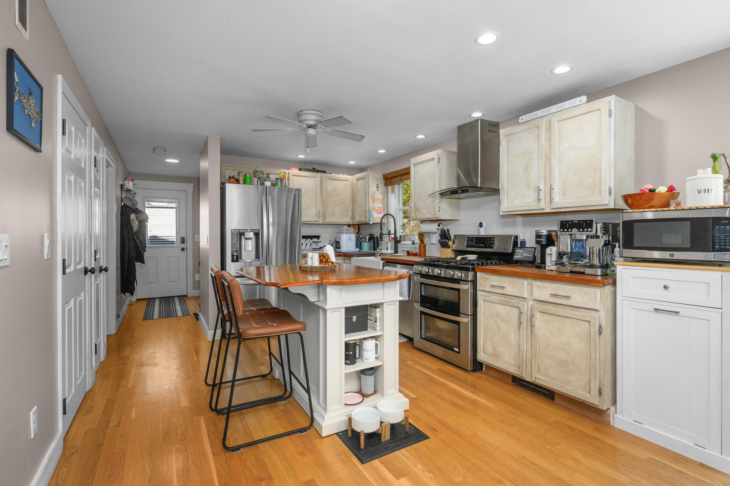 172 Skunknet Road Centerville, MA 02632 - Photo 8 of 37 Kitchen with island
