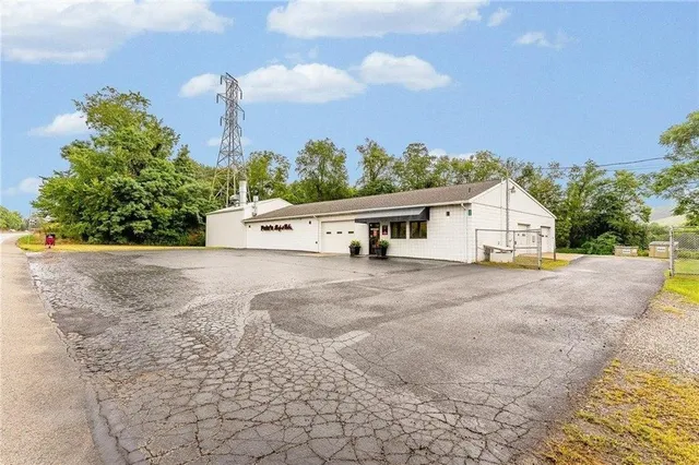a view of a house with backyard and a area