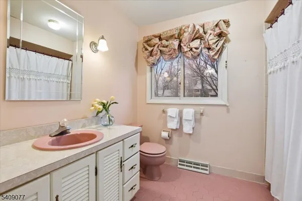 $675,000 | 38 Hunters Circle, Lebanon, NJ 08833