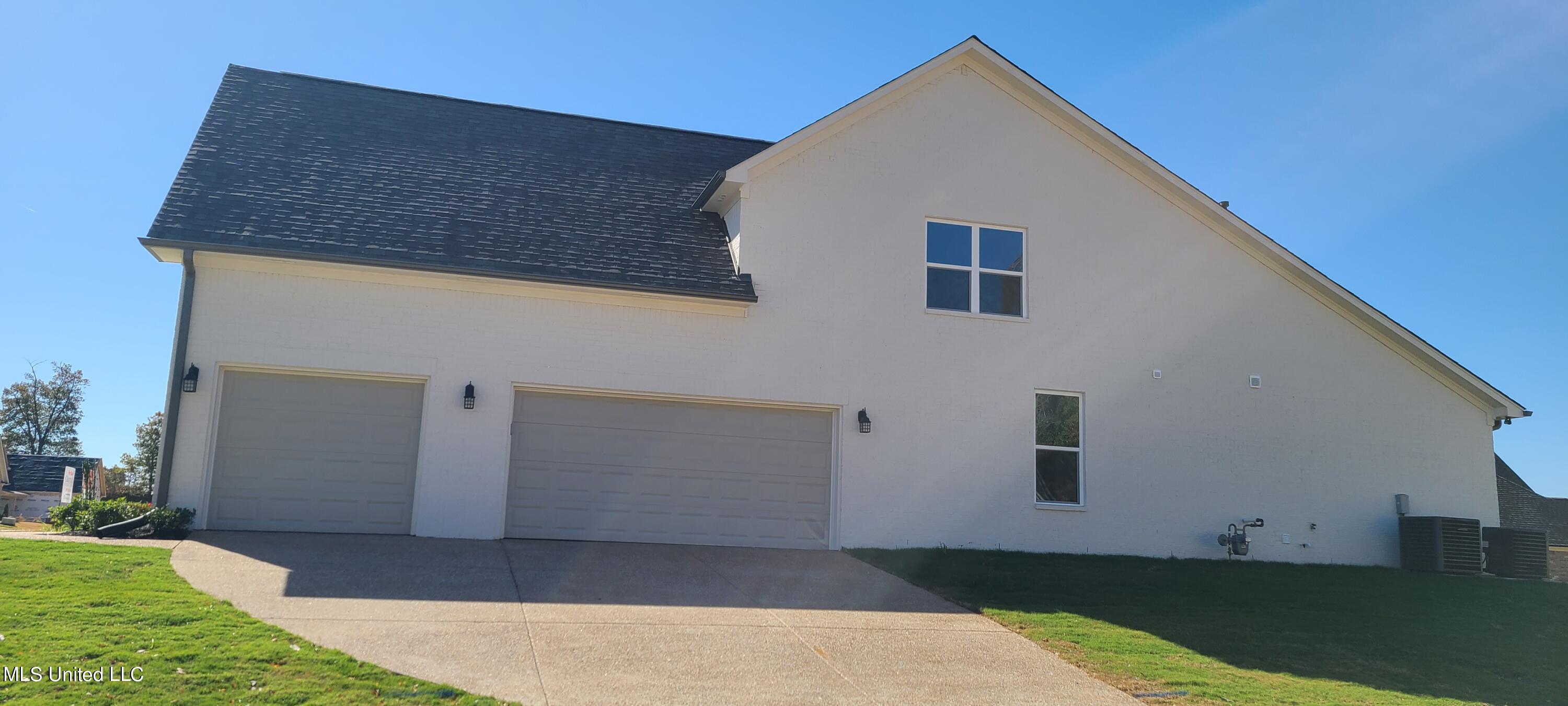 393 Ruskin Loop Hernando, MS 38632 - Photo 2 of 29 20221014_110832