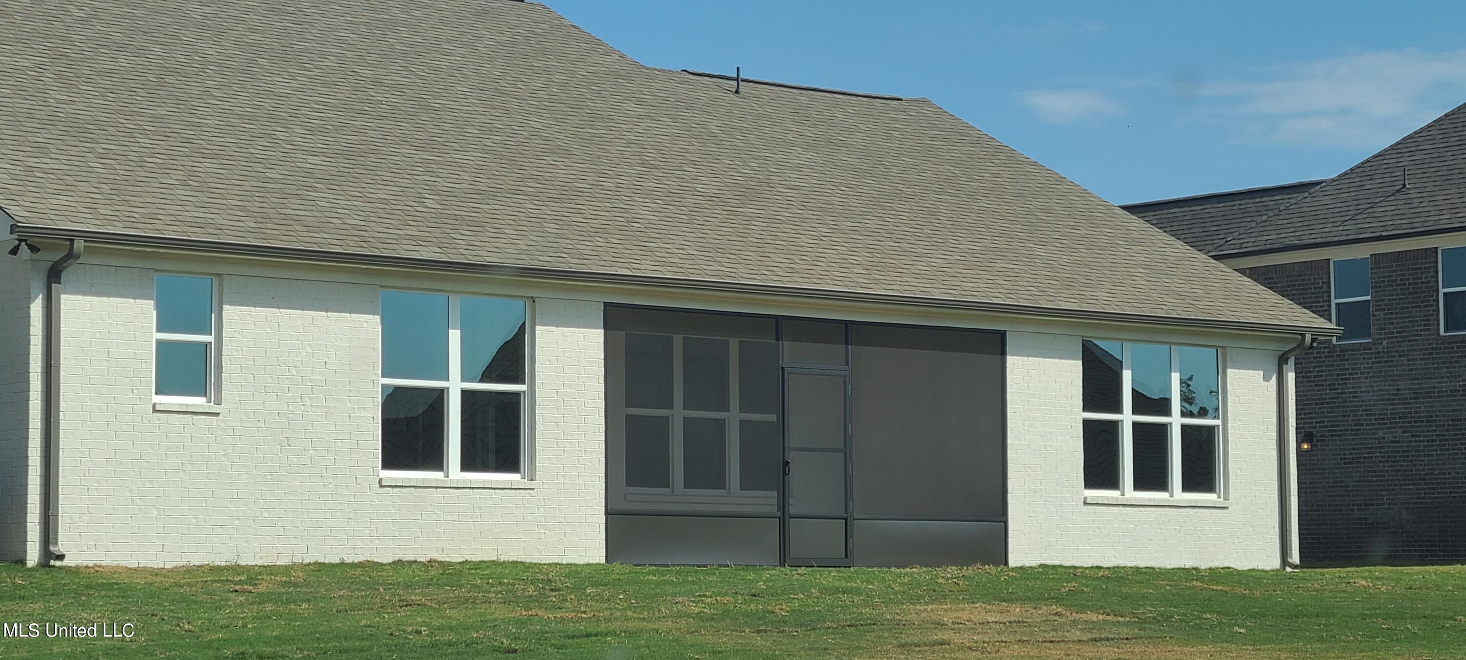 393 Ruskin Loop Hernando, MS 38632 - Photo 3 of 29 Screened in Porch