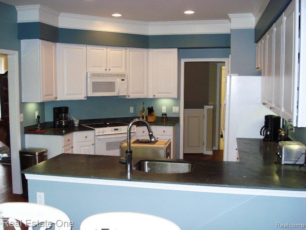 1651 Boulder Court Rochester, MI 48306 - Photo 7 of 12 Kitchen