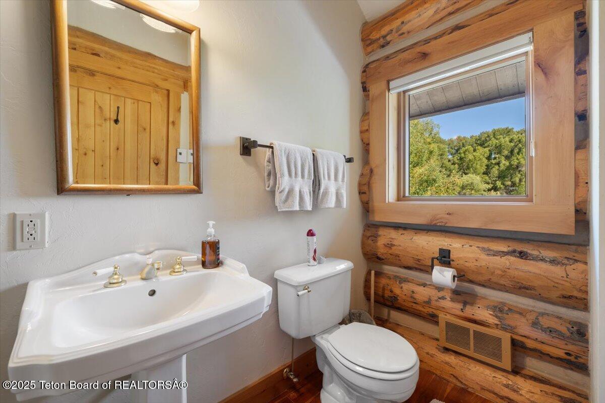 3932 Linn Ranch Road Wilson, WY 83014 - Photo 20 of 78 Bathroom Suite2