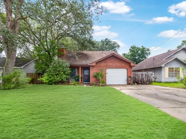 a view of a house with backyard and garden