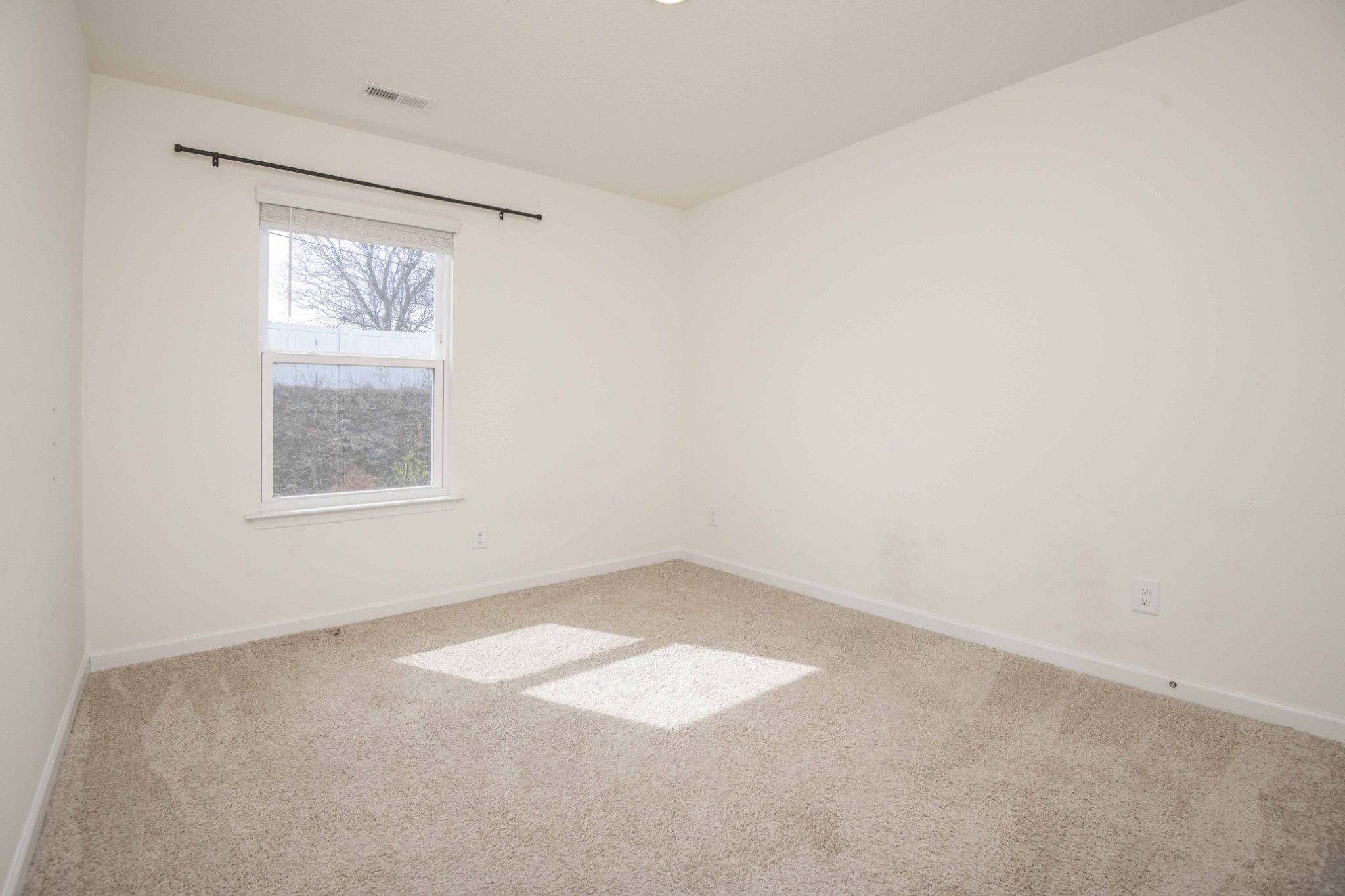 514 Cliff Street Morristown, TN 37814 - Photo 27 of 45 an empty room with a window