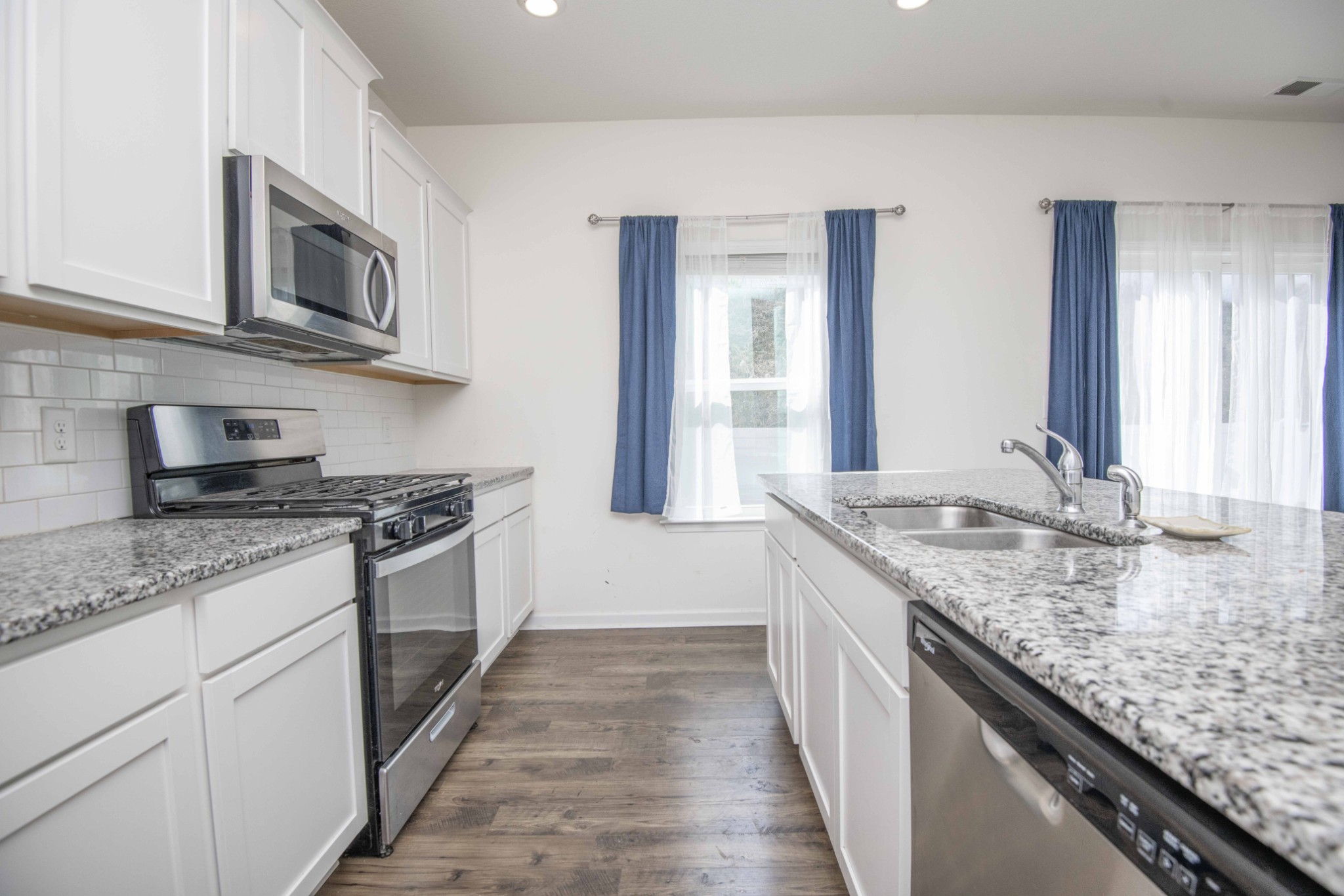 514 Cliff Street Morristown, TN 37814 - Photo 10 of 45 a kitchen with stainless steel appliances granite countertop a sink and a stove