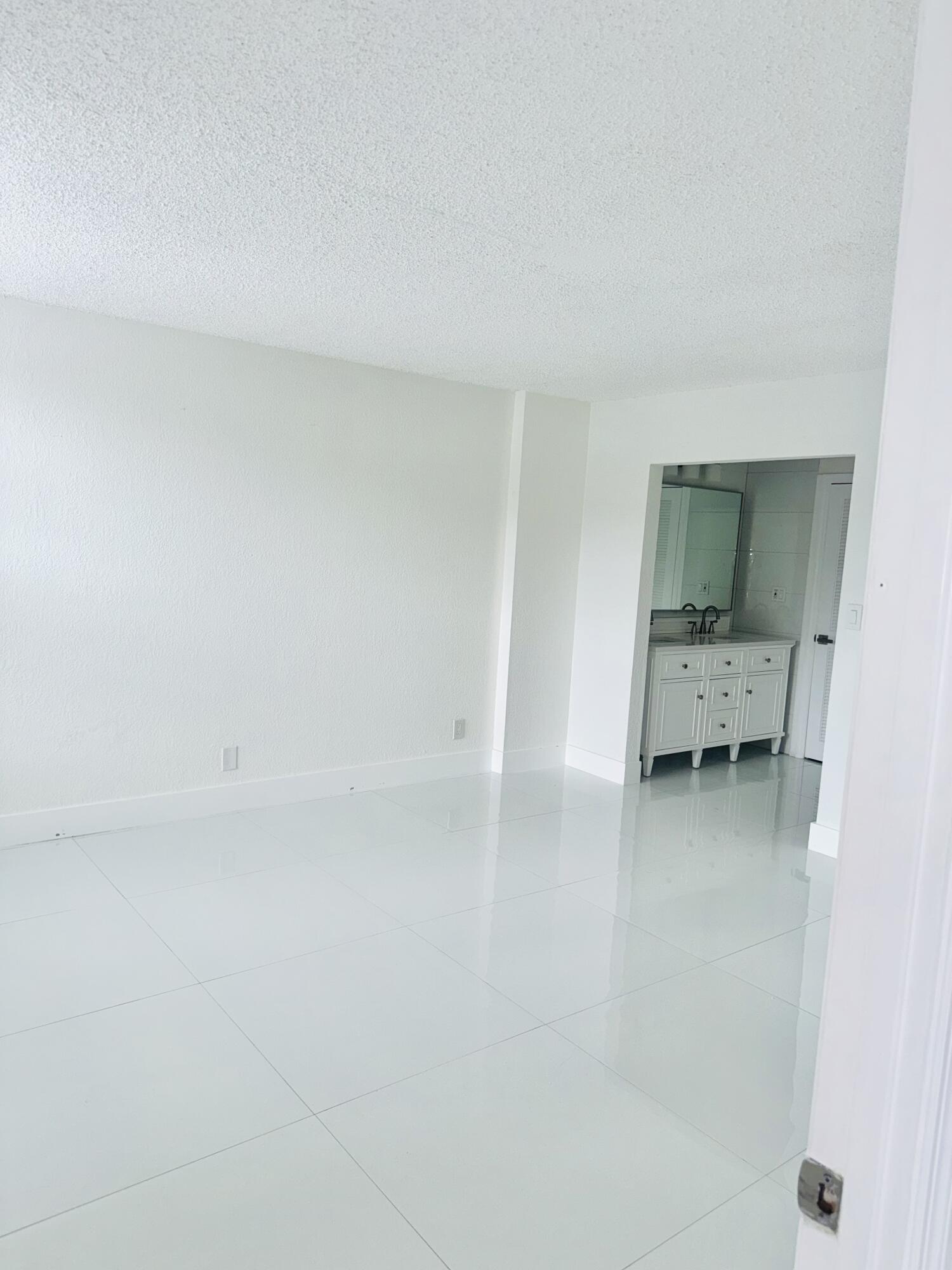 9 Royal Palm Way, Unit 102 Boca Raton, FL 33432 - Photo 10 of 29 Master bedroom
