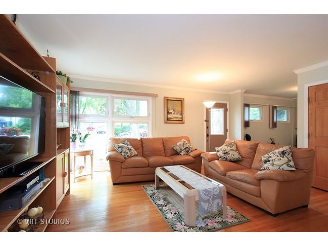 1009 Whitfield Road Northbrook, IL 60062 - Photo 2 of 15