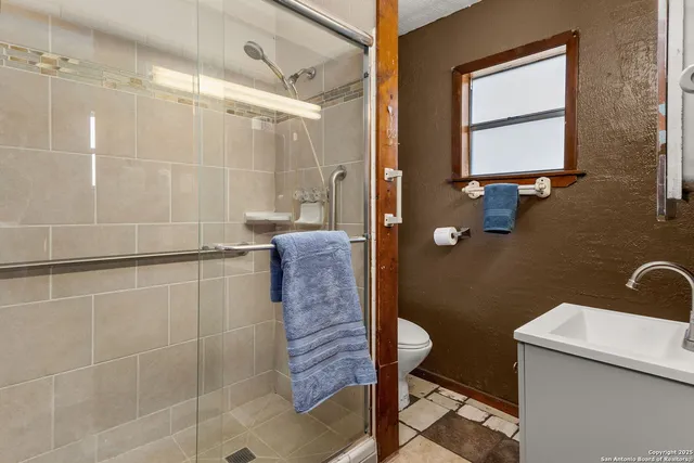 a view of entryway with washer and dryer