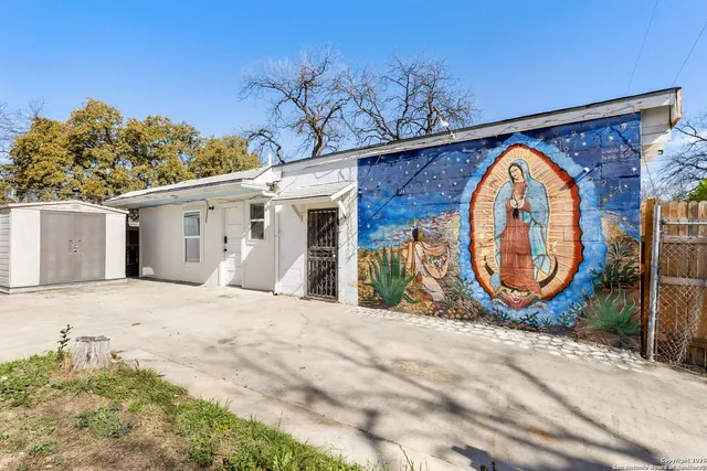 a view of a house with a backyard