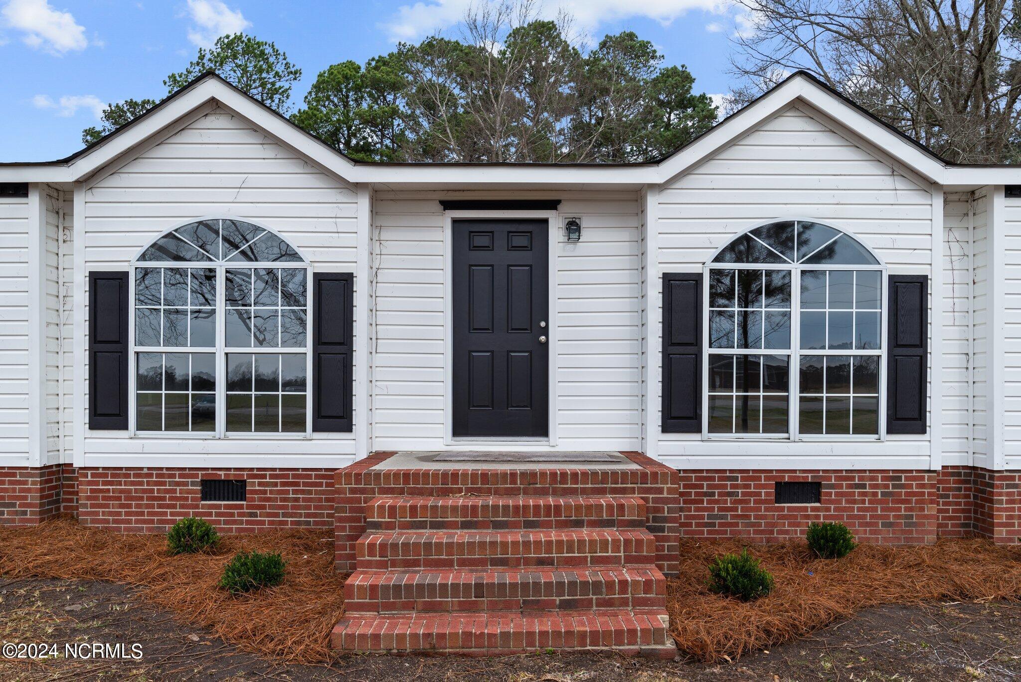 154 Hugo Road Kinston, NC 28501 - Photo 3 of 46 13-web-or-mls-DSC_7057