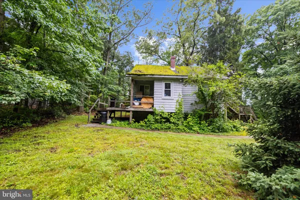 a view of house with a yard