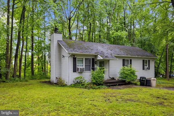 a view of a house with backyard and garden