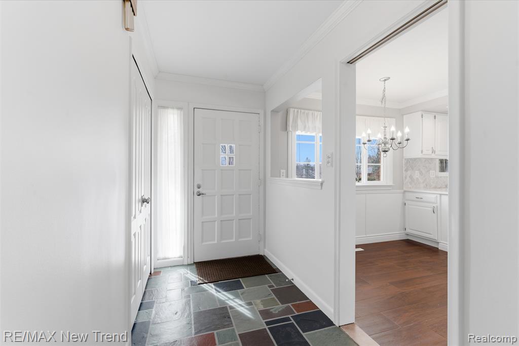 1043 Westview Road Bloomfield Hills, MI 48304 - Photo 9 of 43
