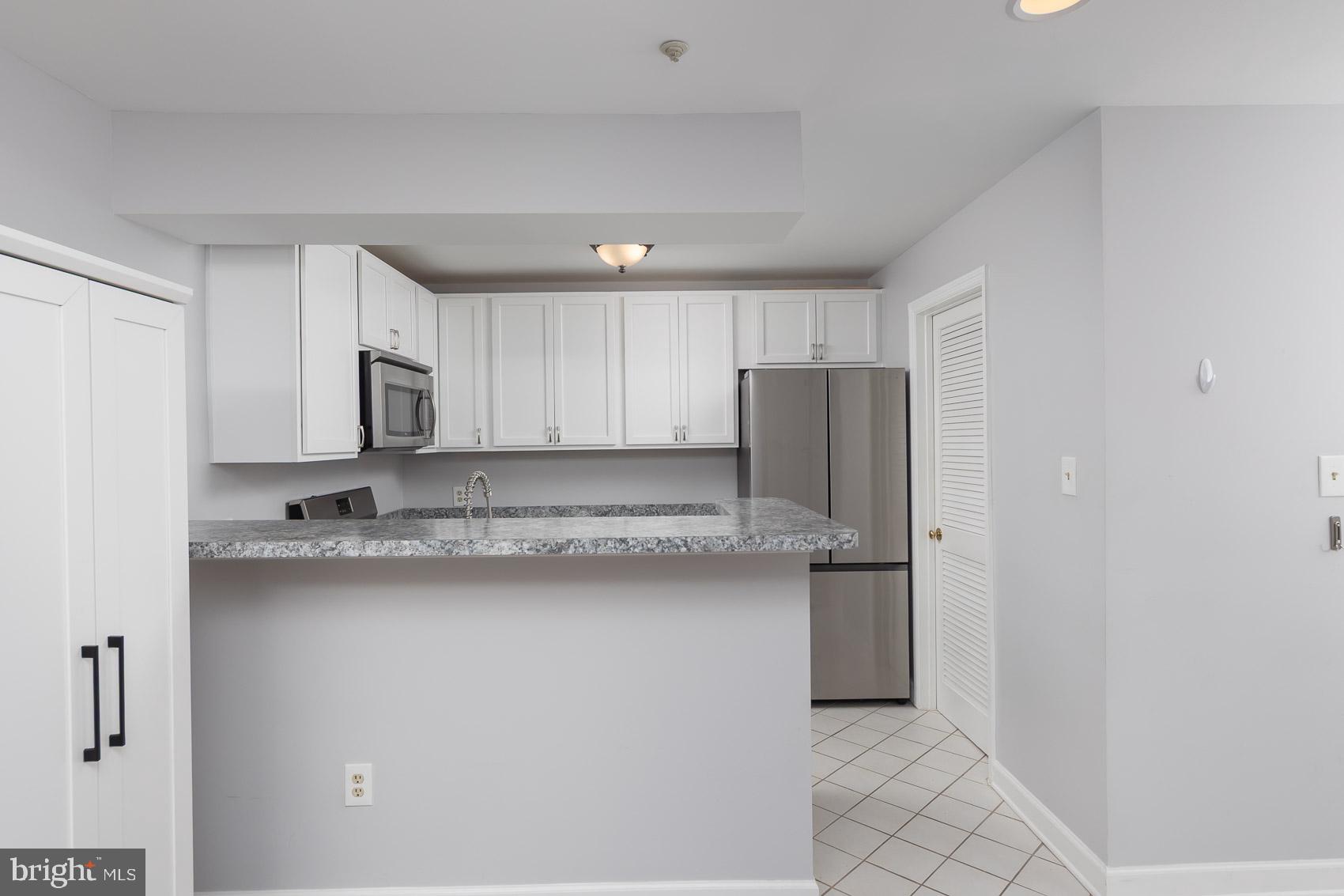 6832 I Hayley Ridge Way, Unit I Baltimore, MD 21209 - Photo 6 of 31 Modern kitchen with sleek finishes.