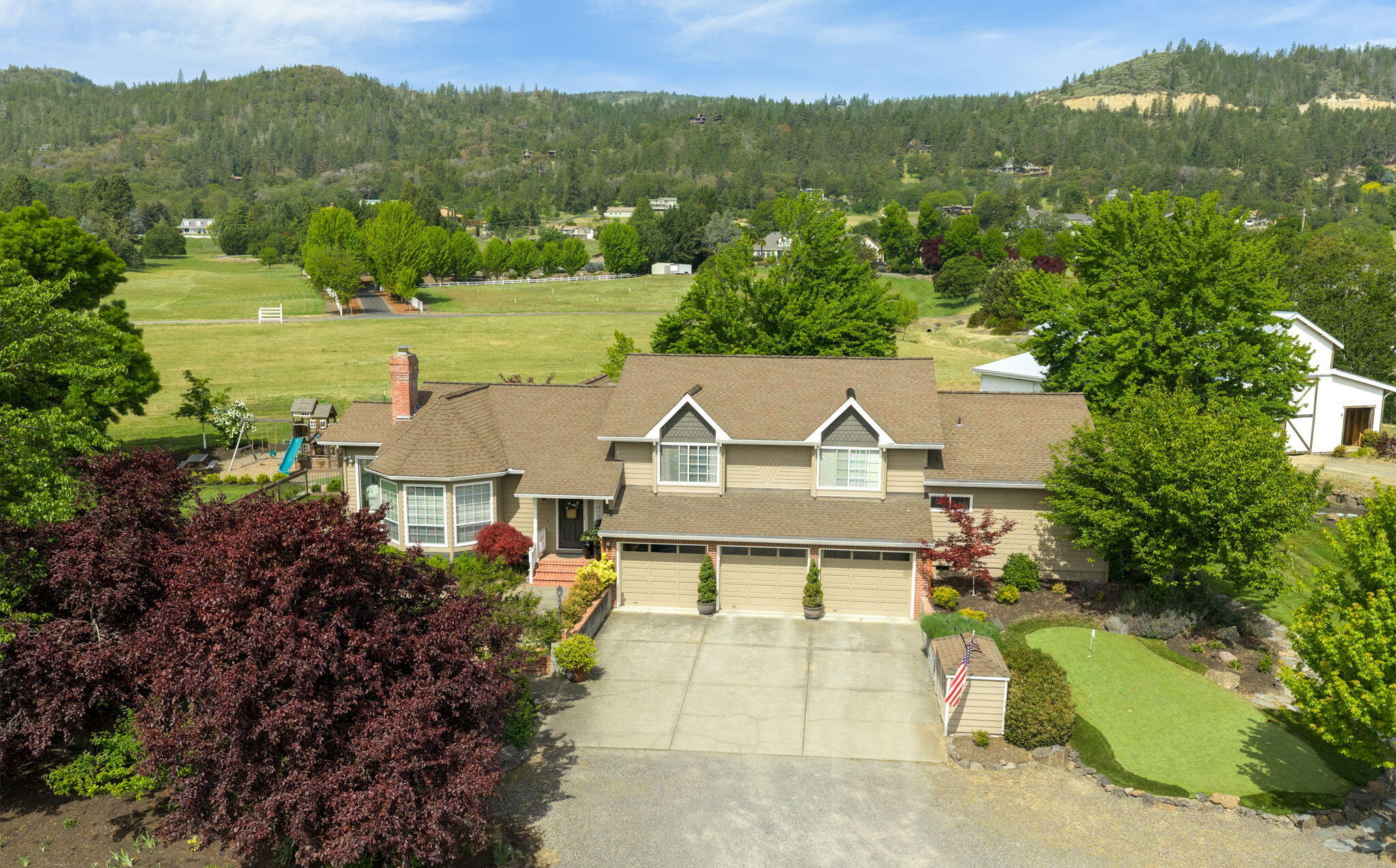 983 Old Stage Road Central Point, OR 97502 - Photo 4 of 65 03
