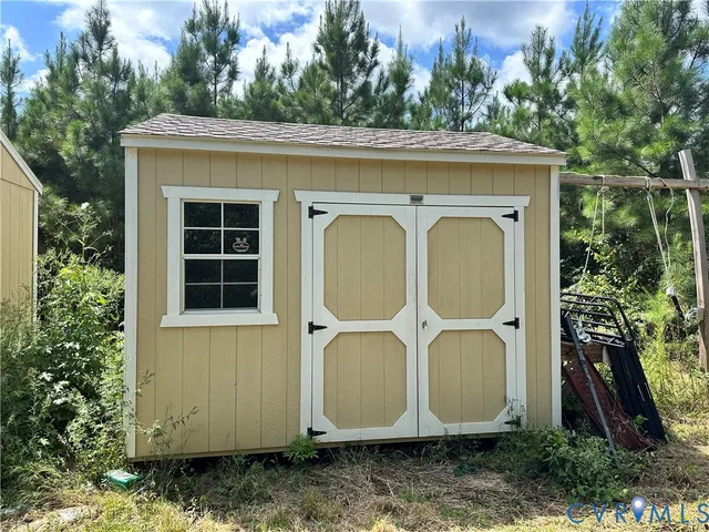 a view of a house with yard and plants