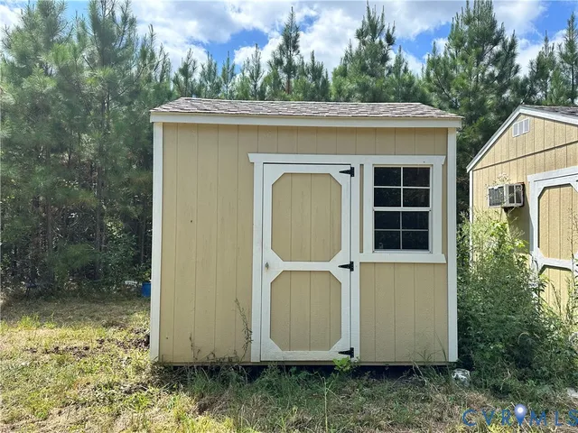 a view of a house with backyard