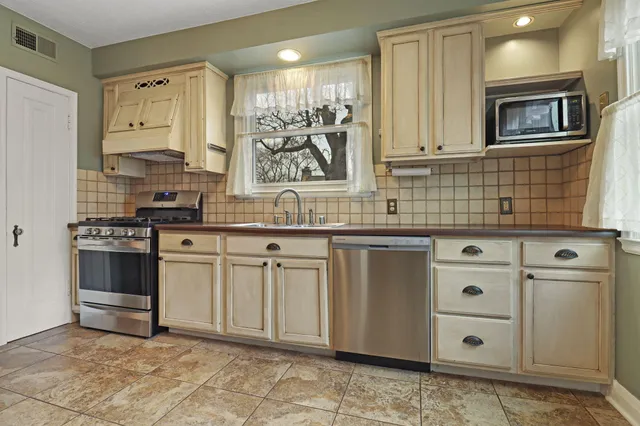 $329,900 | 7619 49th Avenue, Pleasant Prairie, WI 53142