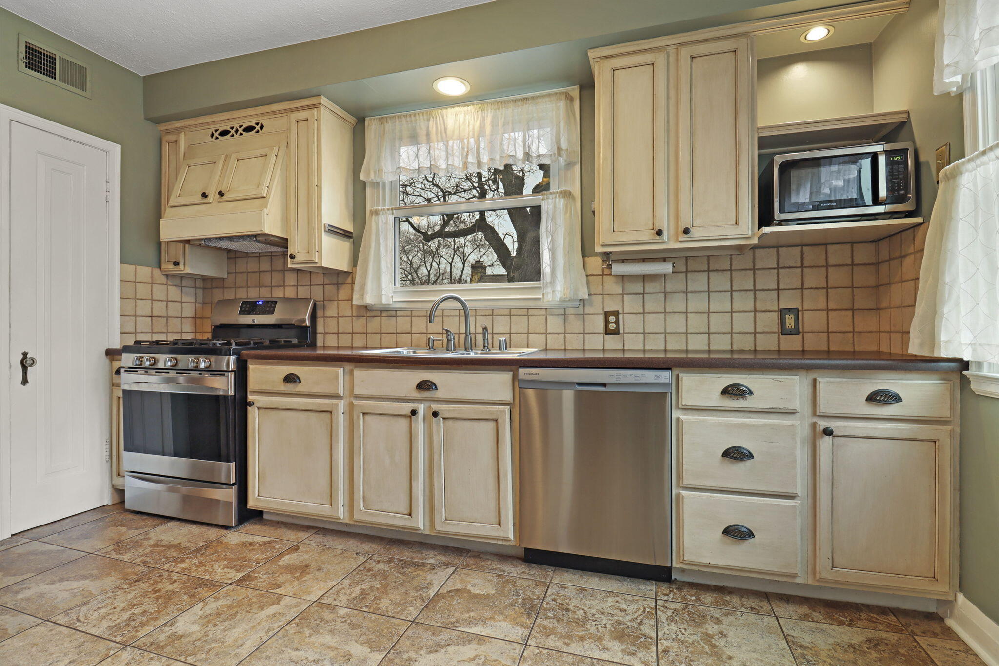 7619 49th Avenue Pleasant Prairie, WI 53142 - Photo 11 of 25 11-web-or-mls-7619 49th Ave, Kenosha, WI