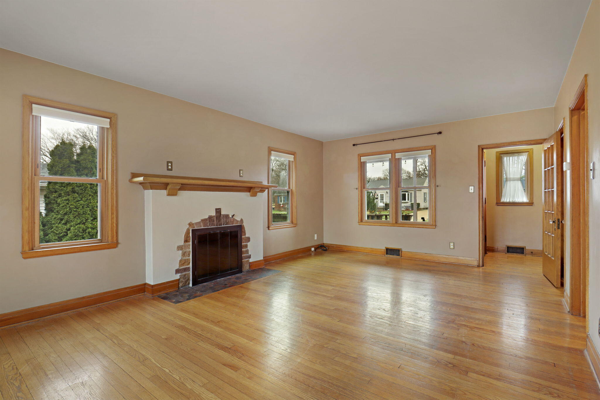 7619 49th Avenue Pleasant Prairie, WI 53142 - Photo 4 of 25 4-web-or-mls-7619 49th Ave, Kenosha, WI