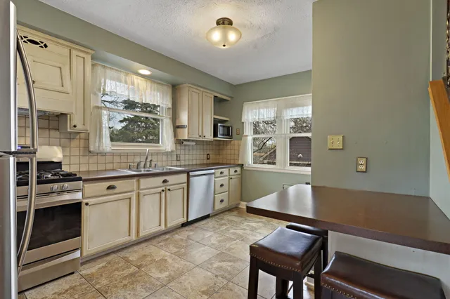 $329,900 | 7619 49th Avenue, Pleasant Prairie, WI 53142