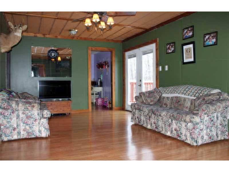 342 Thompson Road Chicora, PA 16025 - Photo 4 of 17 Living Room.