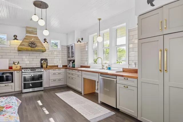 $1,295,000 | 684 Stoneleigh Road, Center Point, TX 78010