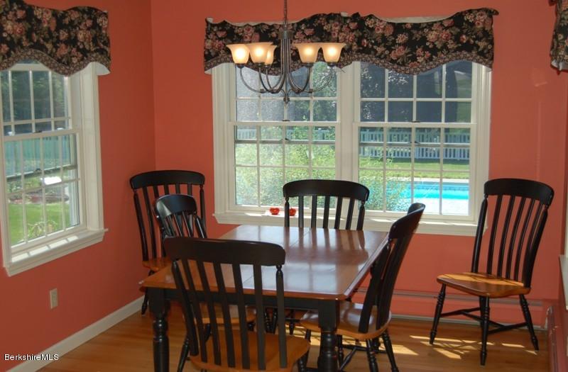 eat-in dining area
