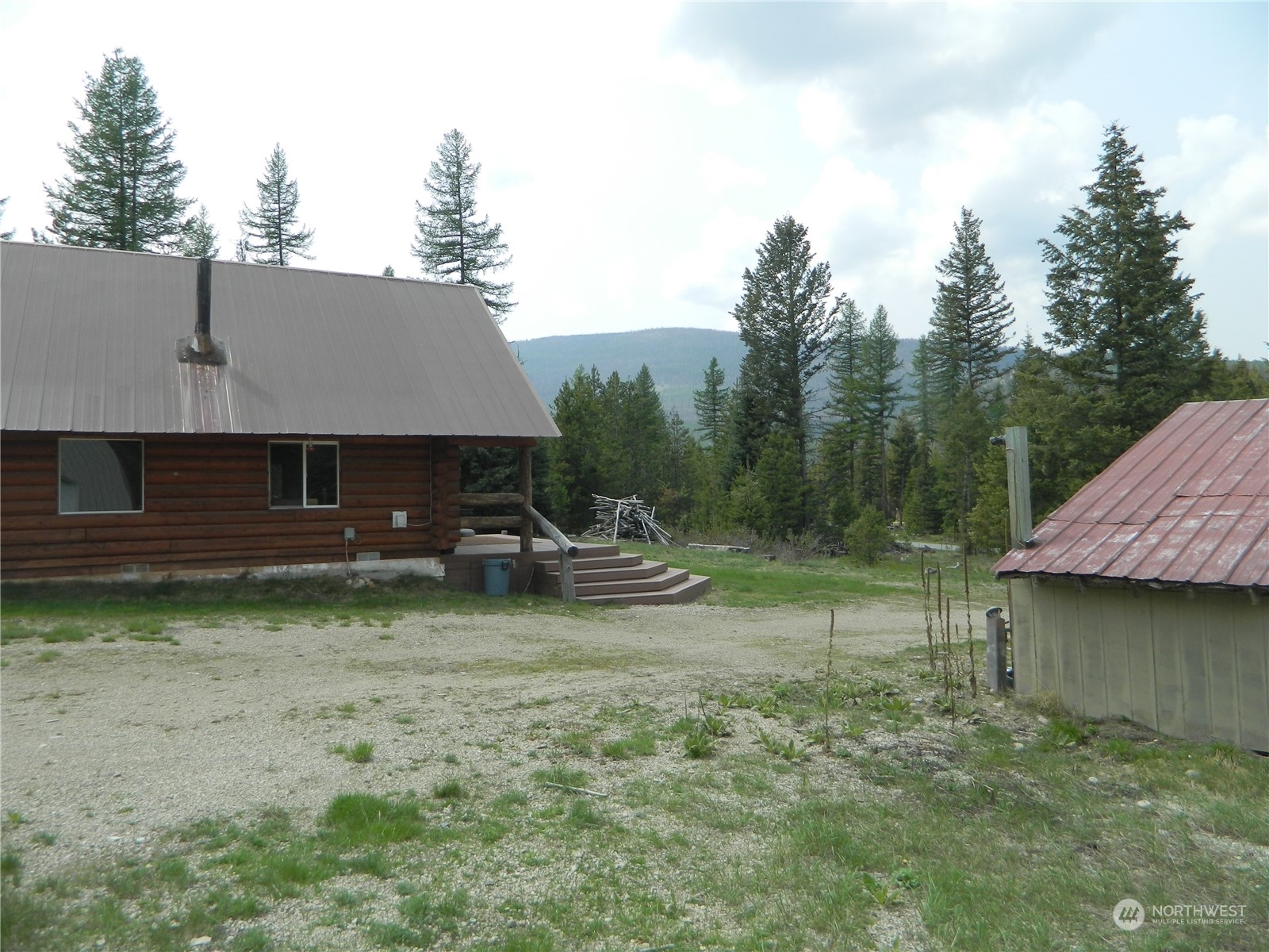 8 Fs 3200 Road Tonasket, WA 98855 - Photo 25 of 34 a backyard of a house with table and chairs