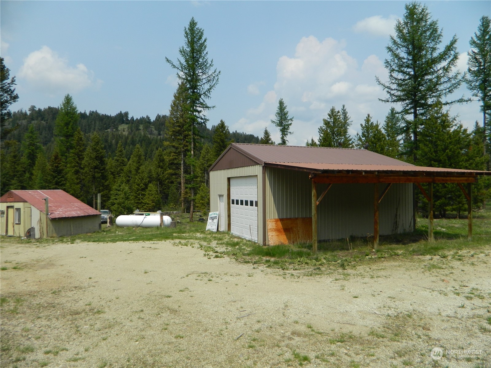 8 Fs 3200 Road Tonasket, WA 98855 - Photo 28 of 34 a backyard of a house with yard and trampoline