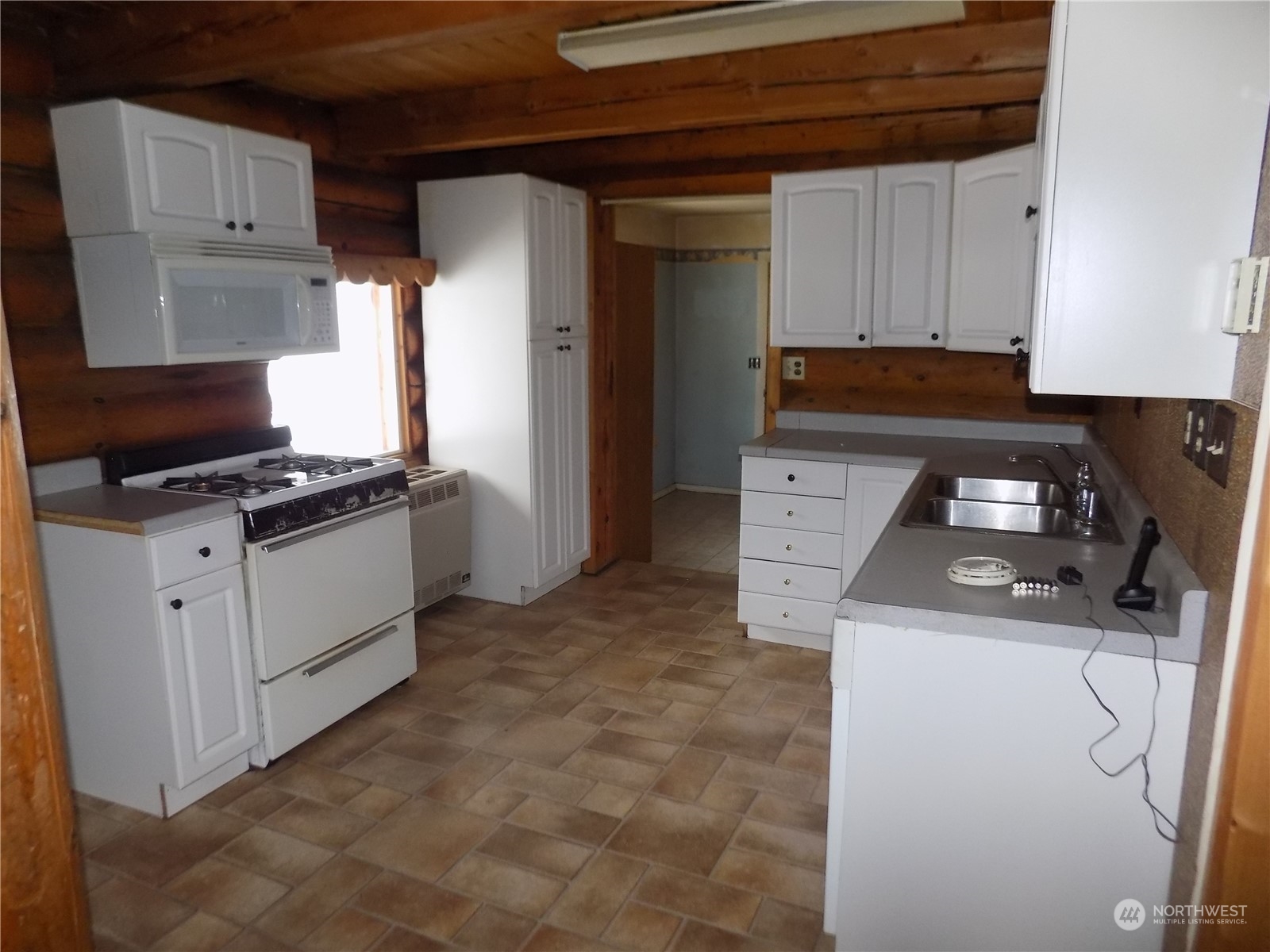8 Fs 3200 Road Tonasket, WA 98855 - Photo 5 of 34 a kitchen with a stove and a refrigerator