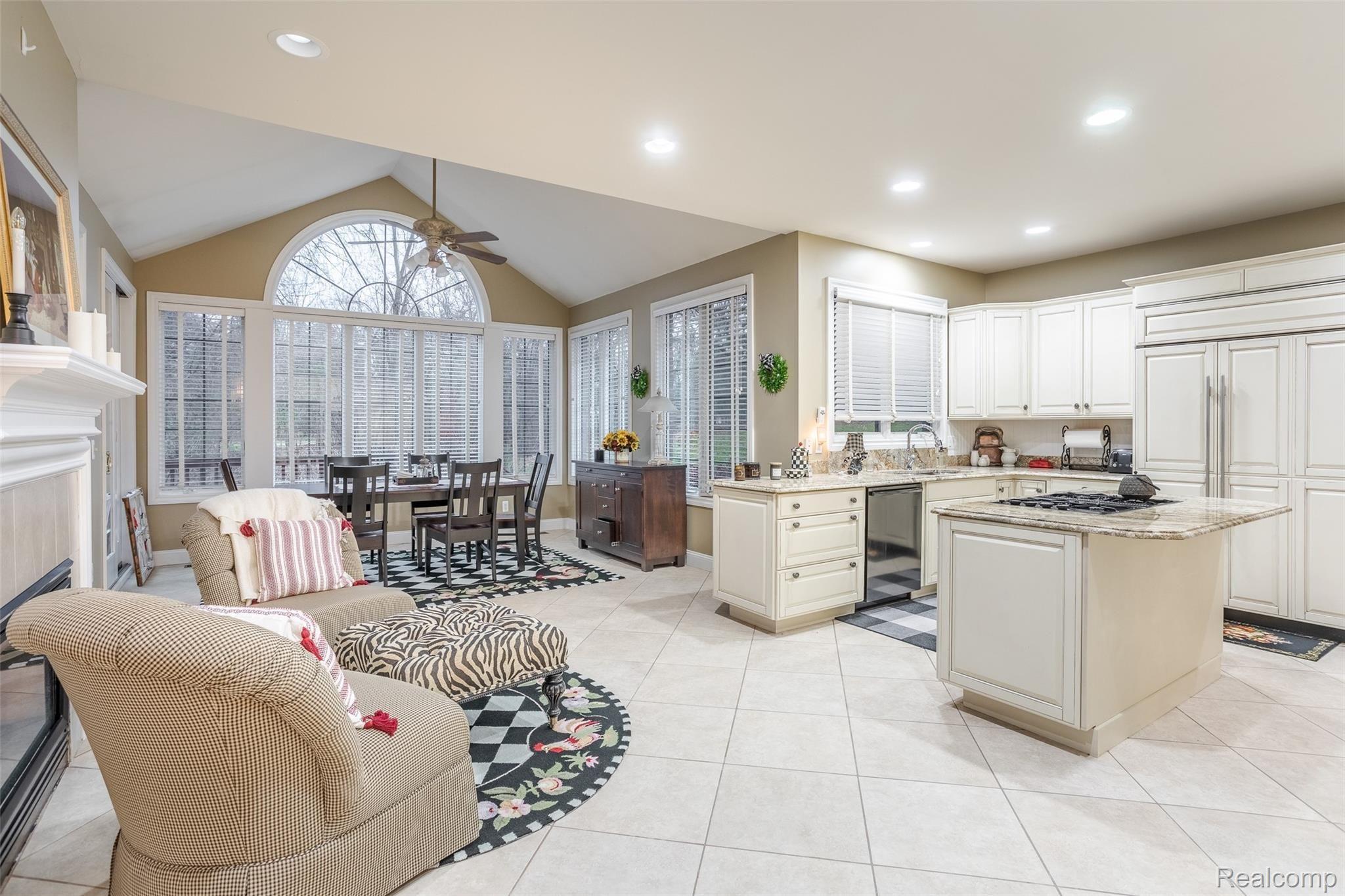 701 Wellington Circle Rochester, MI 48309 - Photo 27 of 54 Kitchen-4.jpg