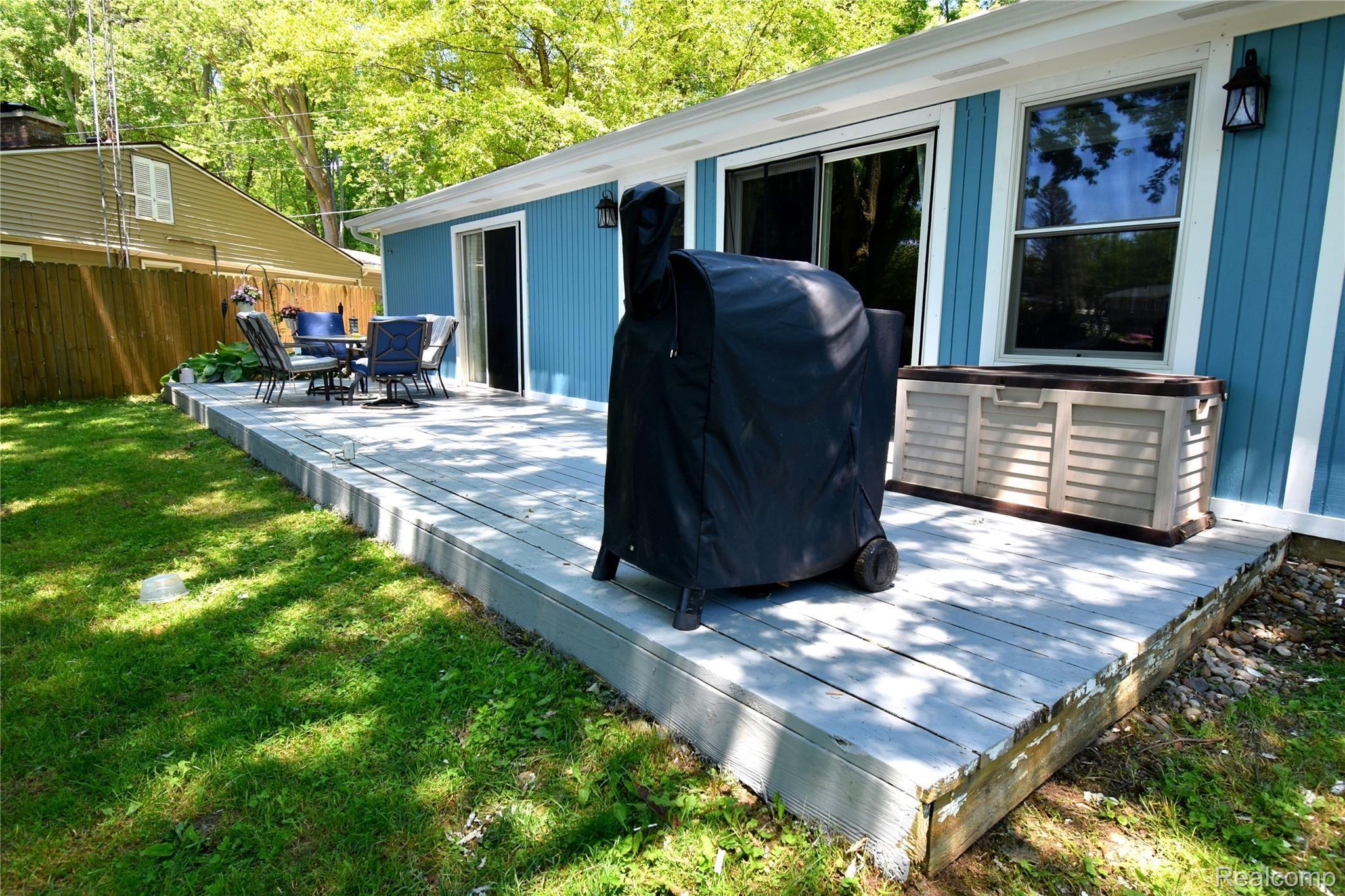 1900 Darwin Road Pinckney, MI 48169 - Photo 22 of 28 22 DECK 2.JPG