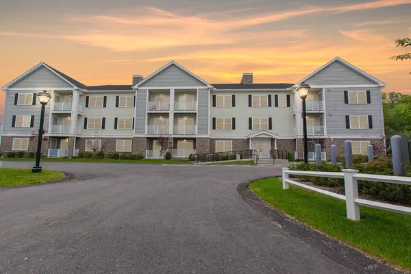 $2,300 | 21 Messenger Street, Unit 302, Plainville, MA 02762
