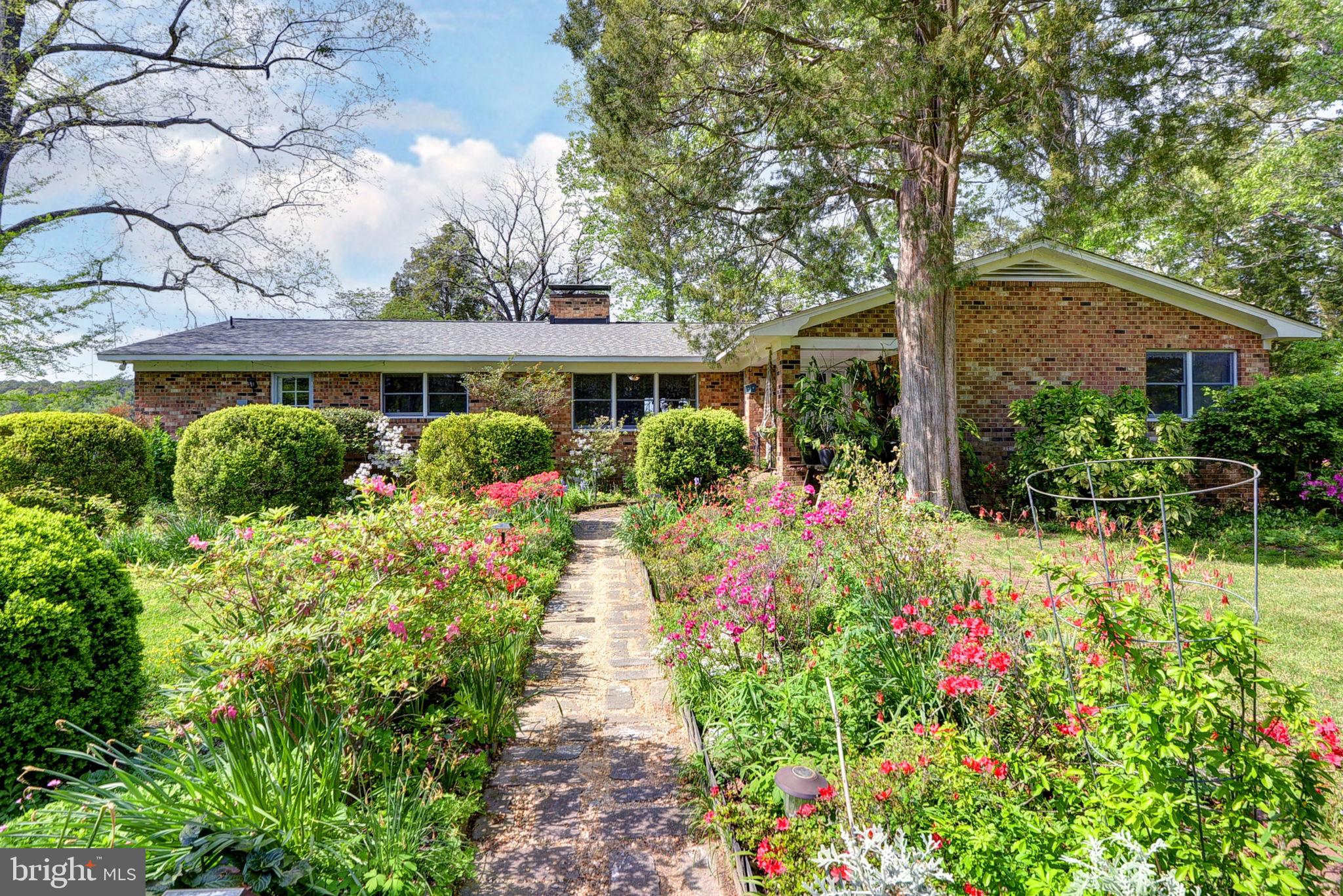 5556 Roanes Wharf Road Gloucester, VA 23061 - Photo 9 of 84 a view of a garden with flower plants