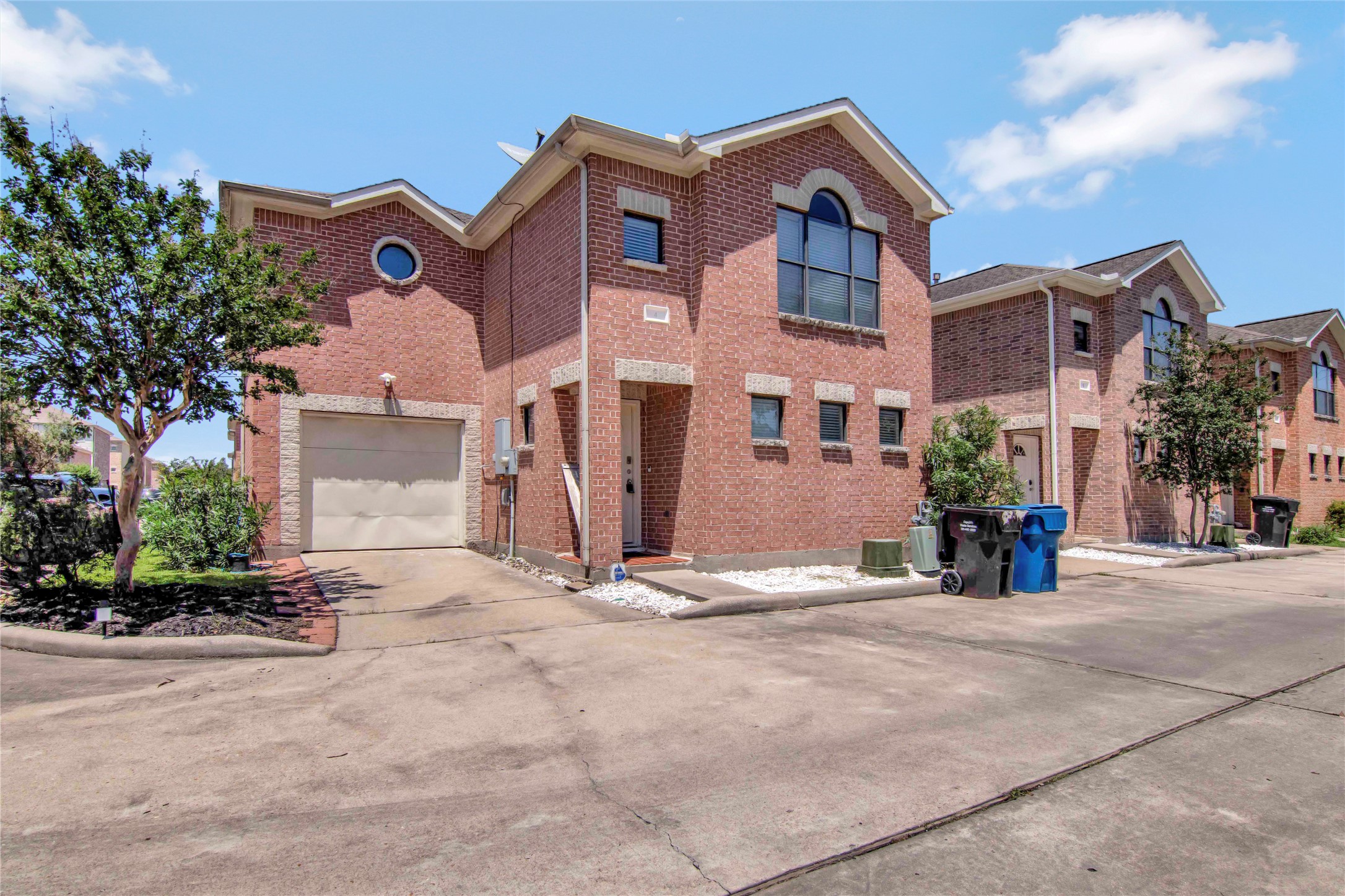 5951 S Loop East, Unit 4 Houston, TX 77033 - Photo 3 of 26 a view of a house with a street